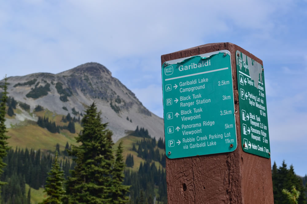 Señalética camino a Black Tusk