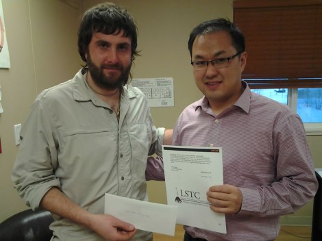 Con mi mejor amigo de ese momento Minsuk Choi, recibiendo el cheque.