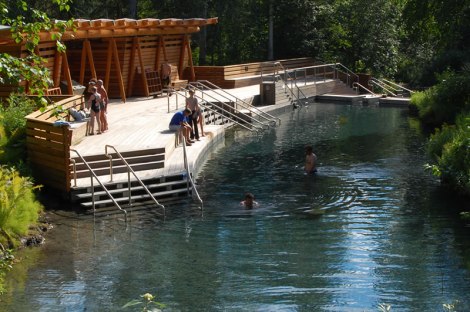 Descansa tu cuerpo con agua a 60 grados celsius en Liard Hor springs