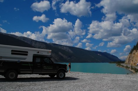 Llegando a Muncho Lake, foto obligada.