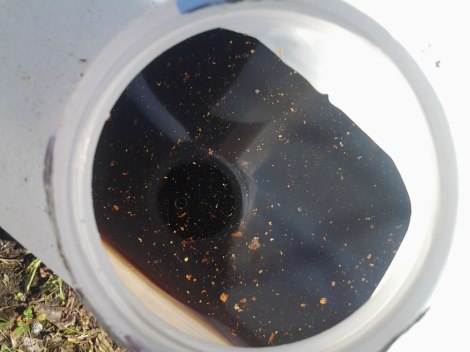 Restos de fritanga flotan en el aceite