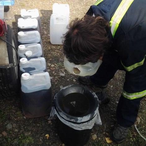 Ponemos la polera sobre el balde de 20 litros y prefiltramos el aceite