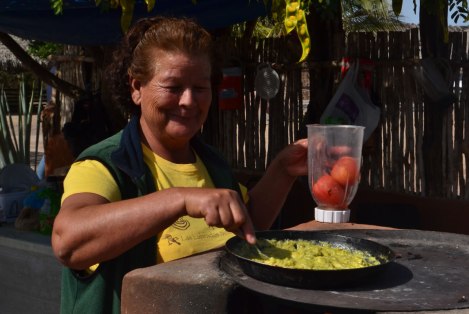 Doña Licha preparando el desayuno