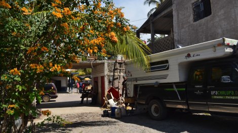 Conseguimos más aceite en Miramar y filtramos ahí mismo, afuera del Restaurant!