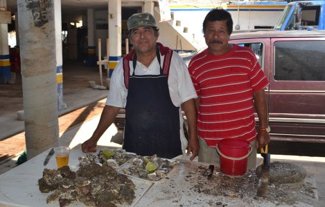 Don Víctor nos regaló ostiones de roca (como ostras) y el Gato nos regaló una chela de litro!! Muy buena onda!!