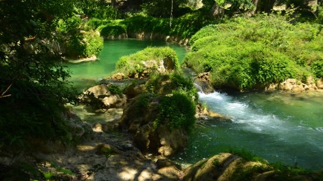 Caminamos hacia las cascadas bordeando este río