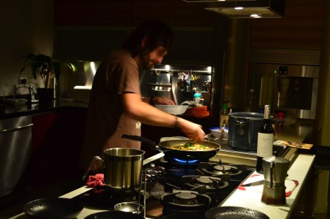 Vic cocinando un rico pad-thai
