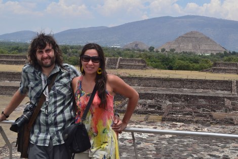 Atrás las Pirámides del Sol y la Luna