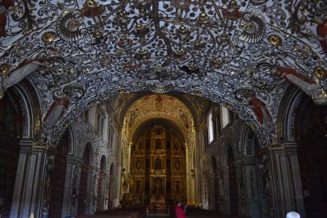 El interior Iglesia Santo Domingo está completamente bañado en oro