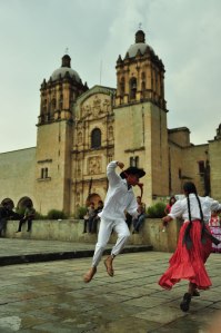 Baile al exterior de la Iglesia Santo Domingo