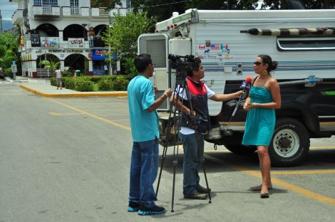 TV Azteca nos interceptó en la plaza de La Crucecita