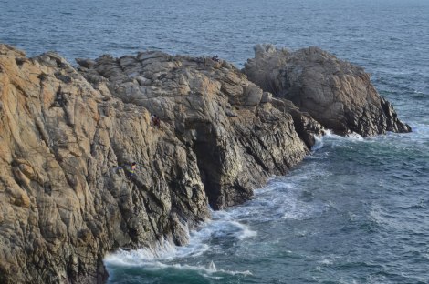 Los pescadores nos dejaron con la boca abierta al mostrar su habilidad para pescar desde las inclinadas rocas