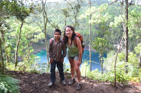 Atrás el cenote azul y nuestro guía Fernando