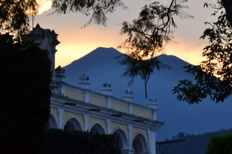 Vista del Volcán Acatenango desde la Gran Plaza de Antigua