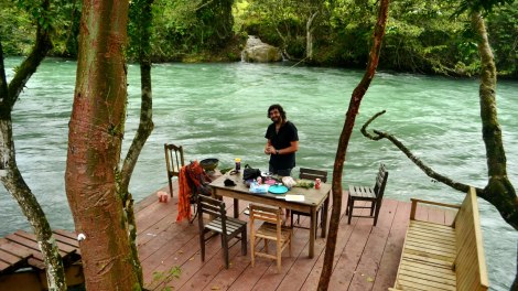 Parillando en la terraza del Hostal El Retiro, a orillas del río