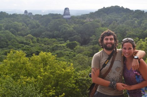 Vista de la selva y las puntas de un par de pirámides, desde el Templo IV - Tikal