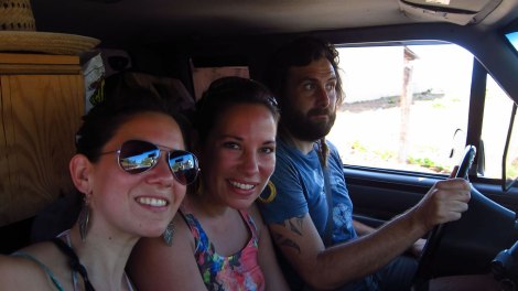 Así íbamos los tres adentro de la Piscola