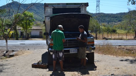 Los soldadores evalúan "Cuánta plata le sacamos a estos gringos?!"