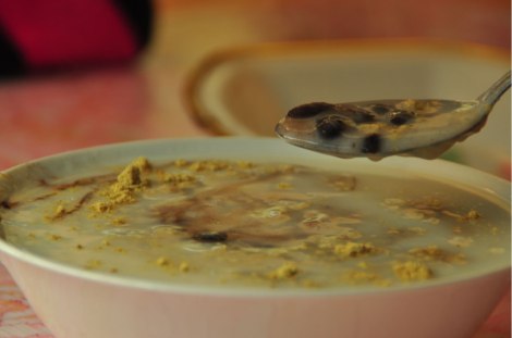 Desayuno típico: Atol chuco, bebida de maíz y especias... delicioso!