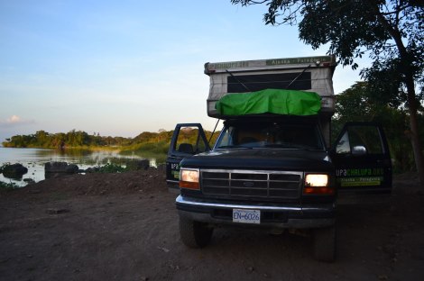 Aquí acampamos en Granada, al fondo del Parque Turístico, donde hay unos restoranes y un cuidador. Es a la orilla del lago Nicaragua y tenía una vista bien linda, pero muchos mosquitos...
