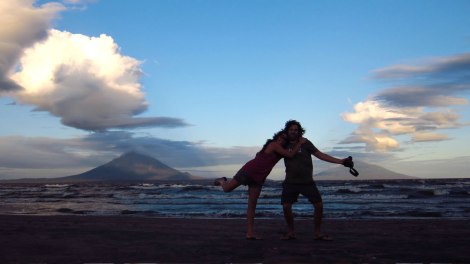 Desde San Jorge, la tarde antes de embarcar. Atrás isla de Ometepe formada por sus 2 volcanes: Concepción (izquierda) y Madera (derecha)