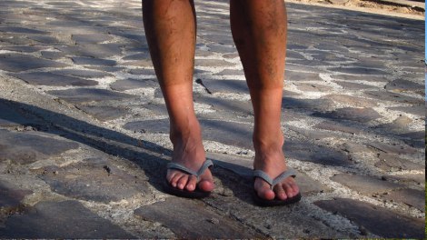 Parecen piernas de hombre, pero es el barro al sacarme los bototos y calcetines!