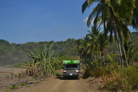 Manejando por la Península de Nicoya, donde algunos caminos se mezclan con la playa