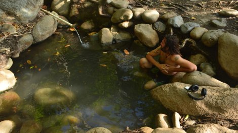 Aquí se puede apreciar el tamaño de la poza y el tubo de PVC... sin comentarios...