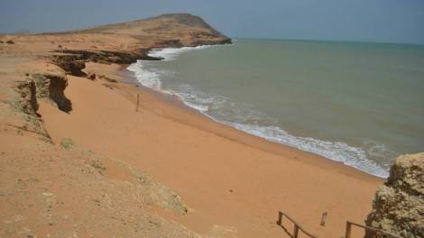 Buscamos el Pozón, pero al parecer con la aridez y poca lluvia éste desapareció y también visitamos el Pilón de Azúcar que tiene una playa hermosísima de arenas rosadas.