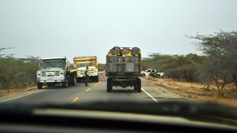 Camiones como este abundan en la frontera, cargaditos hasta decir basta de combustible!