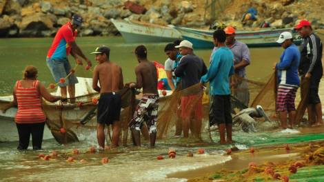 Vimos por un buen rato cómo los pescadores arrastraban entre dos lanchas, las redes con peces hasta la orilla.