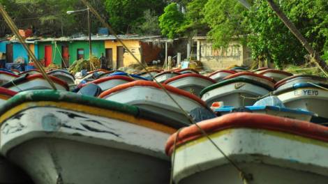 Lanchas en Puerto Colombia, el pueblo al lado de Playa Grande