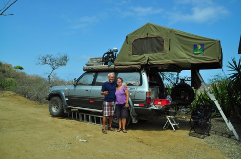 Chris y Mick de Inglaterra y su Land Cruiser con carpa en el techo.