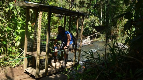 Cruzando el río en este carrito al comiezo de la caminata.