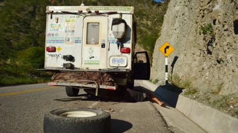 Un pinchazo que no pudimos evitar. Hubo un derrumbe en el camino y venía un camión en contra... de las malas sorpresas :(