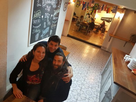 Acá con Mario, uno de los socios del Hostal Providencia. Es un tremendo Hostal, con muchas actividades y su Agencia de viajes propia. Está bien bueno!!